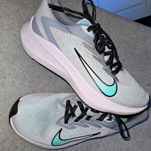 Nike Womens Air Zoom Winflo 7 Green & Gray Running Sneakers- like NEW!